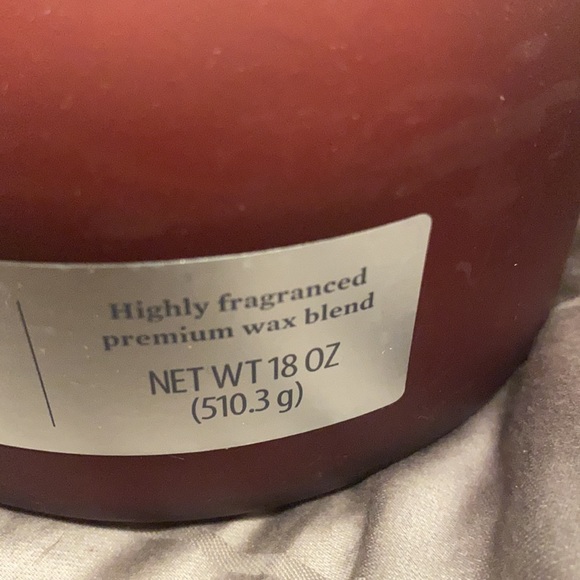 NEW BHG Red Berry Oak 2 Wick 18oz Candle - Picture 4 of 5